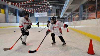 Sıcacık bir kentte buz gibi bir hayal: Muratpaşa’nın küçük hokeycileri