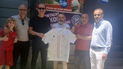 Antalyaspor İmzalı Forma Kermeste Açık Artırmayla Satıldı