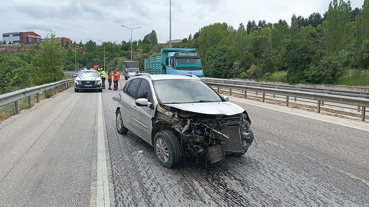 Bariyere çarpan otomobilin sürücüsü yaralandı