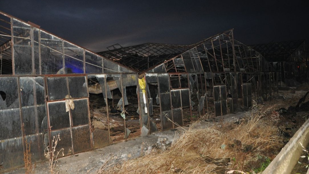 Antalya'da hortum; seralar zarar gördü, evlerin çatısı uçtu