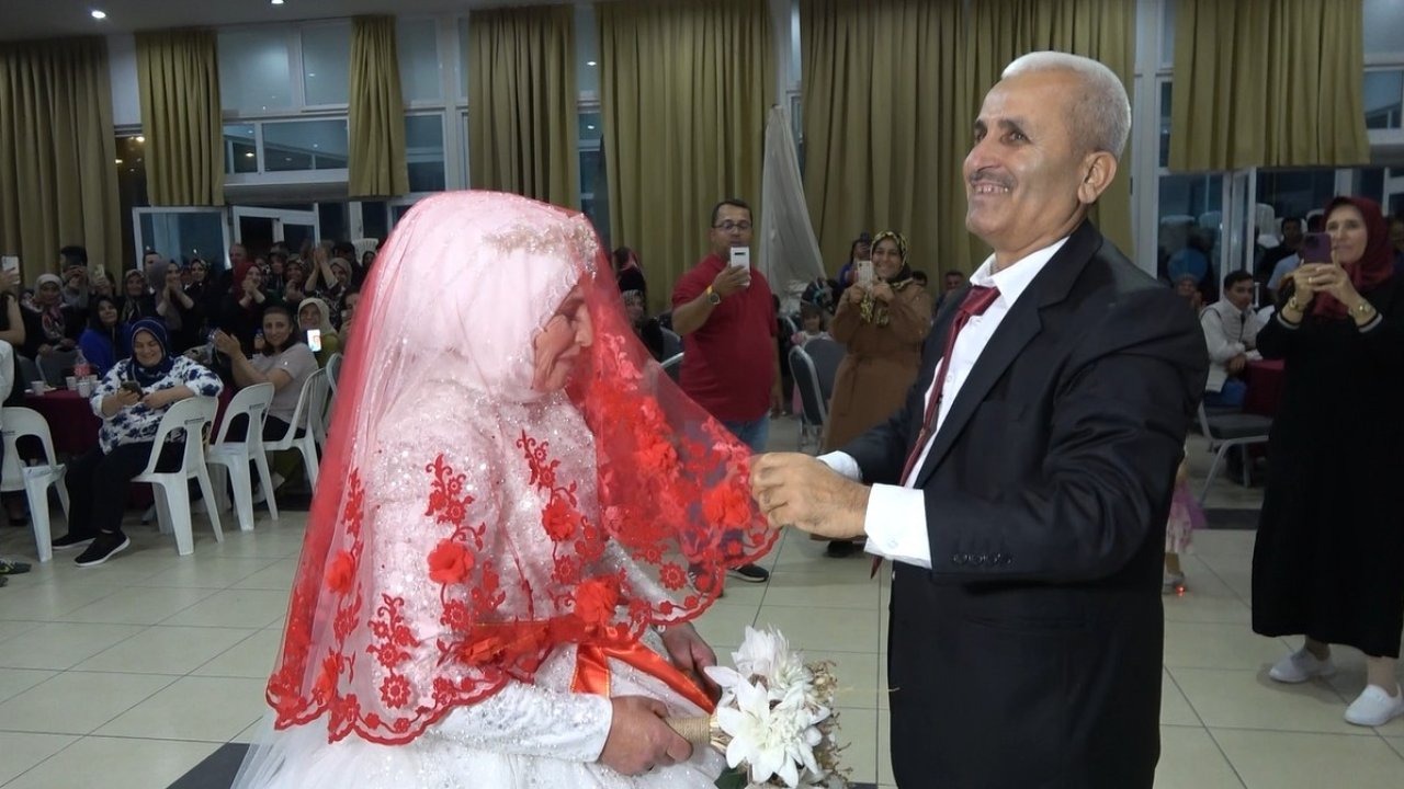 33 yıl sonra gelinlik ve damatlık giydiler