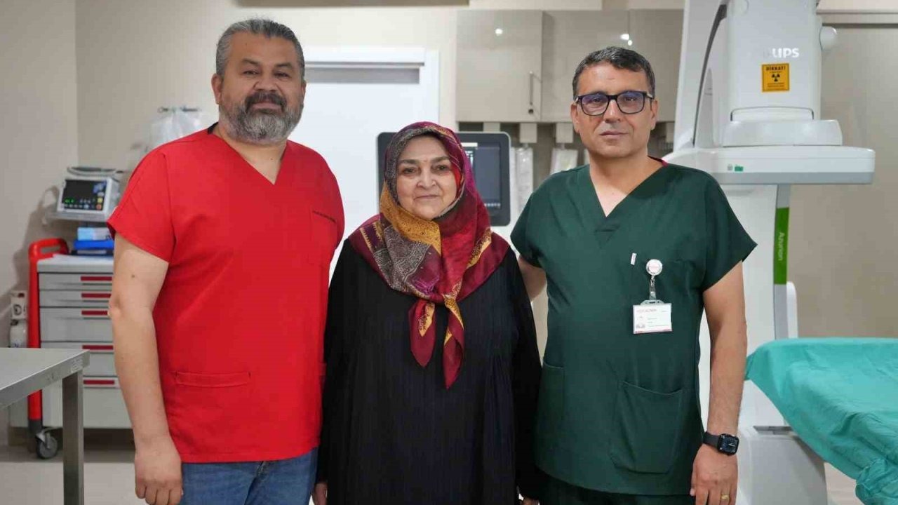 Antalya’da diz kireçlenmesine çift aşamalı tedavi