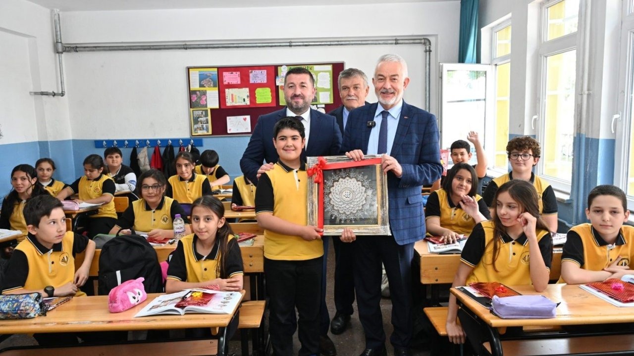 Sınıf başkanının seçim vaadi belediye başkanını okula getirme oldu
