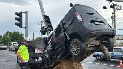 Sinyalizasyon direğine çarpan hafif ticari aracın sürücüsü öldü, 3 yaralı