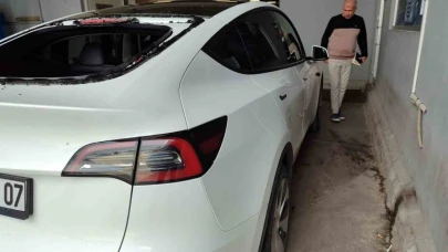 Serik’te dolu yağışı lüks otomobilin camlarını kırdı