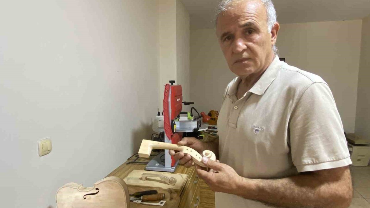 Annesinin altınlarını bozdurup aldığı keman, emekliliğinde mesleği oldu