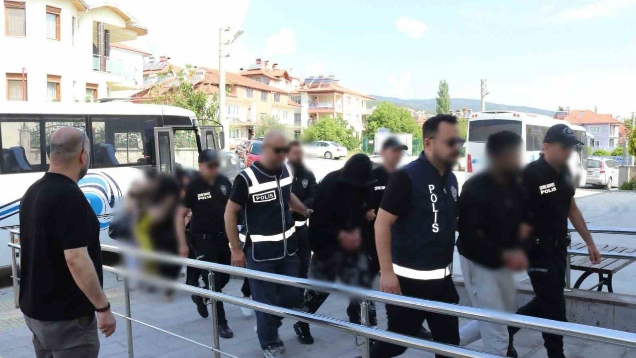 Burdur’da fuhuş operasyonunda 8 şüpheli tutuklandı