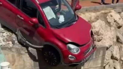Çarpışan araçlardan biri kanal kenarında askıda kaldı: 3 yaralı