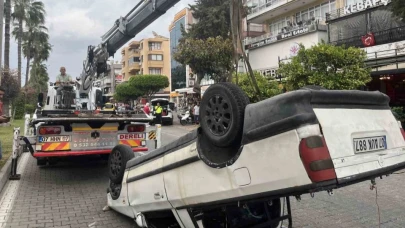 Alanya’da kontrolden çıkan kamyonet önce otomobile çarptı, ardından takla attı: 1 yaralı
