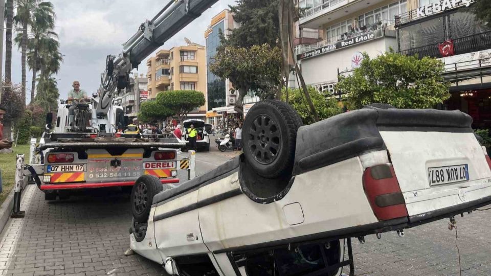 Alanya’da kontrolden çıkan kamyonet önce otomobile çarptı, ardından takla attı: 1 yaralı