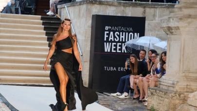 Ünlü mankenler, tarihi kapıda podyuma çıktı