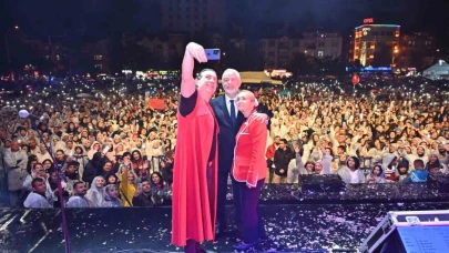 Gül festivalinde sağanak altında Kıraç rüzgârı