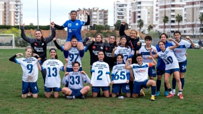 Kadın futbol takımının hem başkanı hem antrenörü hem malzemecisi