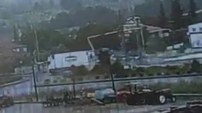 Sinyalizasyon direğine çarpan hafif ticari aracın sürücüsünün öldüğü kaza kamerada