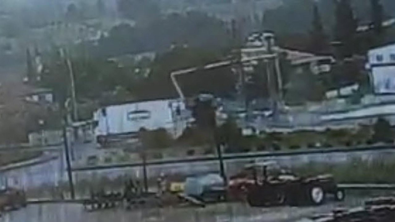 Sinyalizasyon direğine çarpan hafif ticari aracın sürücüsünün öldüğü kaza kamerada