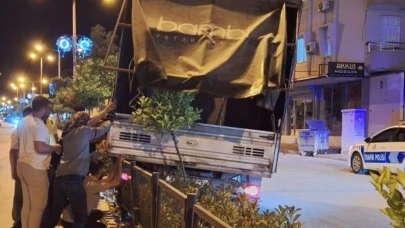 Freni boşalan kamyonet refüje çıkarak durabildi