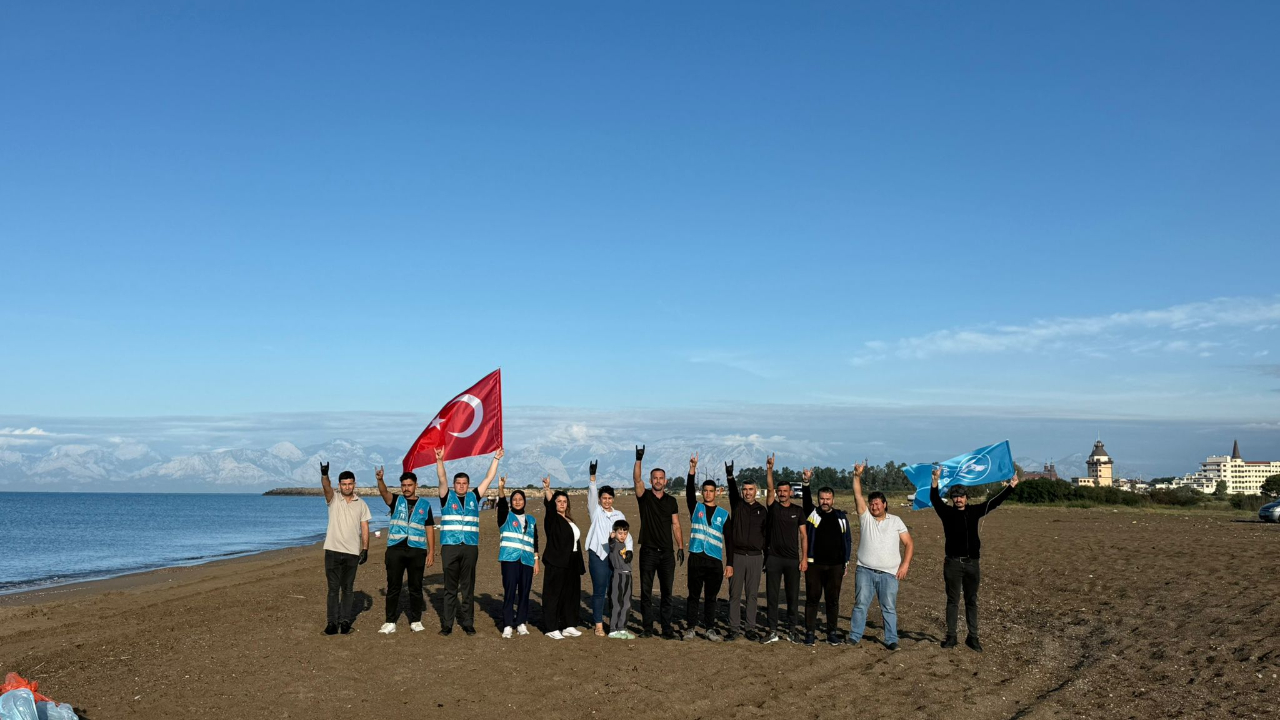 Aksu Ülkü Ocakları sahil temizliği yaptı