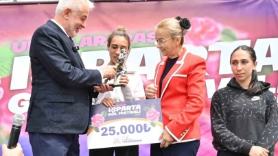 Gül Festivali, gül maratonu halk koşusu ve gül bisiklet yarışı ile renklendi