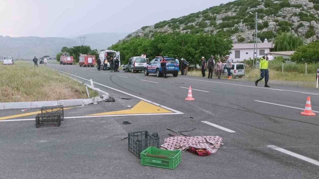 Korkuteli Bucak yolunda trafik kazası: 1 ölü, 3 yaralı