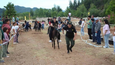 Motokros yarışında motosikletle birinci, diğer yarışmada eşekle sonuncu oldu