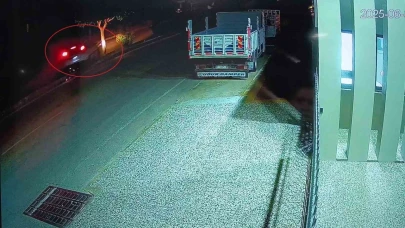 Manavgat'ta Refüjdeki Ağaca Çarpan Otomobil Sürücüsü Yaralandı