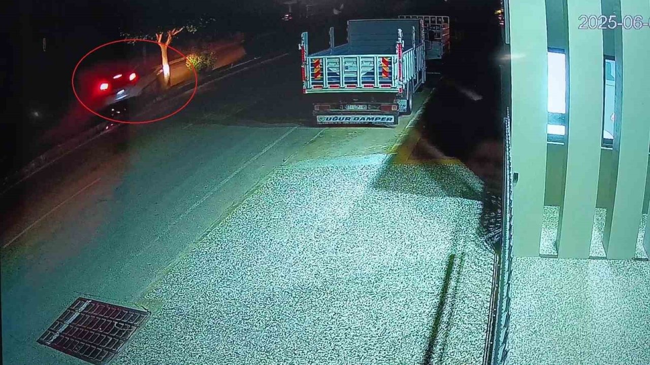 Manavgat'ta Refüjdeki Ağaca Çarpan Otomobil Sürücüsü Yaralandı