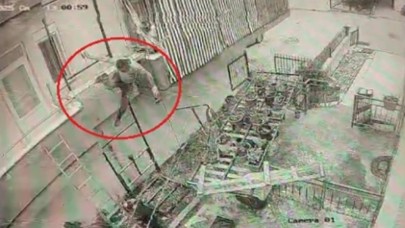Yük asansörü kurulumu yapan ustanın iskeleden düşme anı kamerada