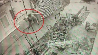 Yük asansörü kurulumu yapan ustanın iskeleden düşme anı kamerada