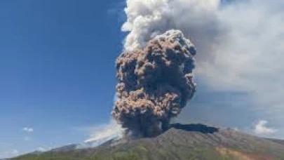 Etna Yanardağı’nda Patlama: Turistler Panik İçerisinde Kaçmaya Çalıştı!