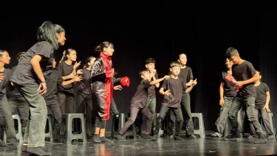 Ortaokul öğrencileri 'Ah Şu Gençler'i sahneledi