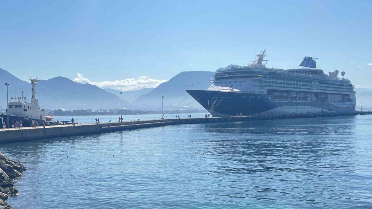 Bahama bandıralı kruvaziyer Alanya’ya demirledi