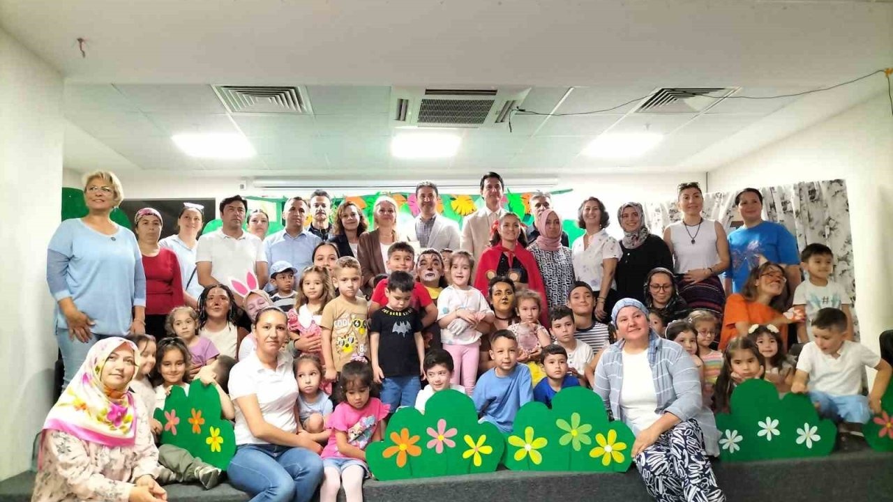 Köyceğiz’de veliler tiyatro oyuncularına taş çıkarttı