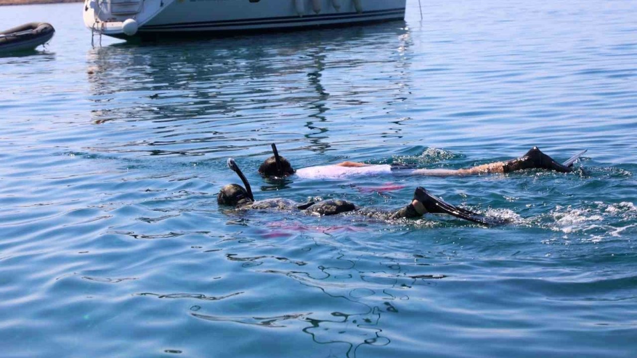 Deniz dibi temizliği sürüyor