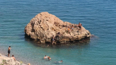 Antalya’da sıcaktan bunalanlar, Konyaaltı Sahili'ne akın etti