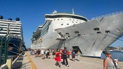 Bodrum'a denizden 2 kruvaziyer ile 2 bin 643 turist