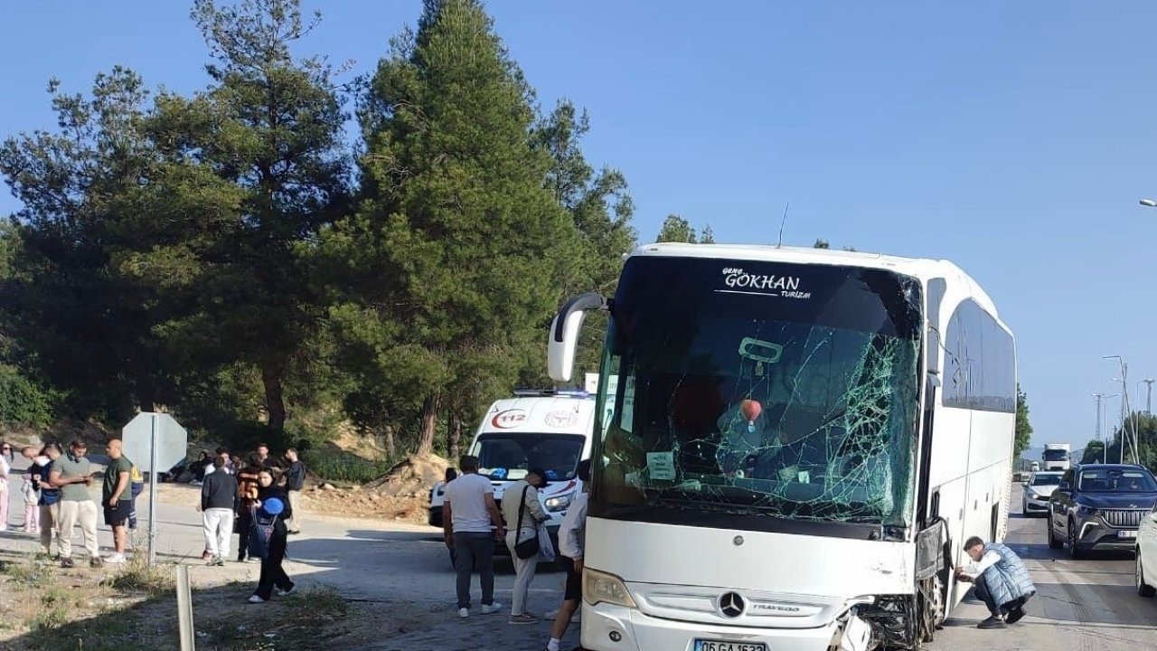 Burdur-Antalya yolunda refüje çıkan yolcu otobüsü direğe çarptı: 6 yaralı