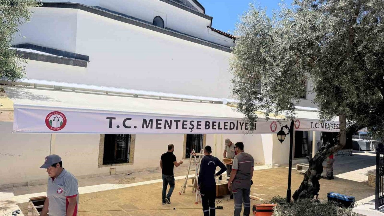 Menteşe Belediyesi’nden Kurşunlu Camii’ne gölgelik tente