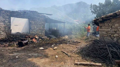 Yangında hem taştan yaptığı evini hem de biriktirdiği 80 bin lirayı kaybetti