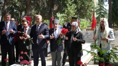 Burdur’da protokol şehitliği ziyaret etti