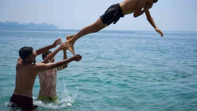 Antalya’da bayramın ilk gününde sahillerde yoğunluk oluştu