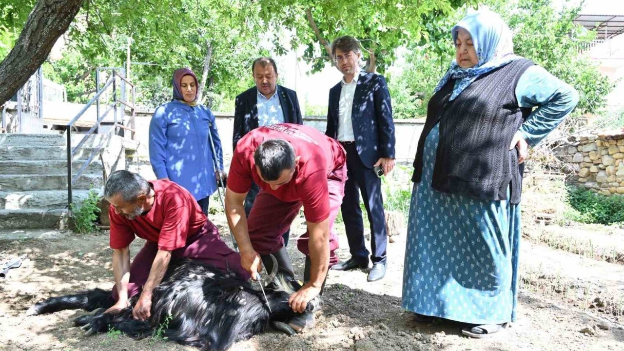 Isparta Belediyesi evlere giderek tek tek kurbanları kesti