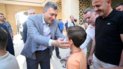 Vali Şahin, kamu görevlileri ve vatandaşlarla bayramlaştı