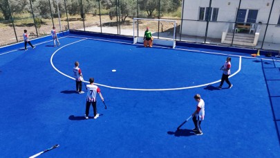 Muğla'da öğrenciler modern çim hokeyi sahasına kavuştu
