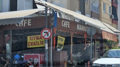 Tekel bayisinde 'kıyma çekilir' afişi