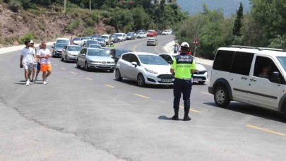 Ölüdeniz’de bayram yoğunluğu; Trafik kitlendi, plajlar doldu