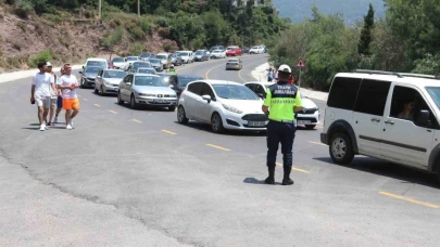 Ölüdeniz’de bayram yoğunluğu; Trafik kitlendi, plajlar doldu