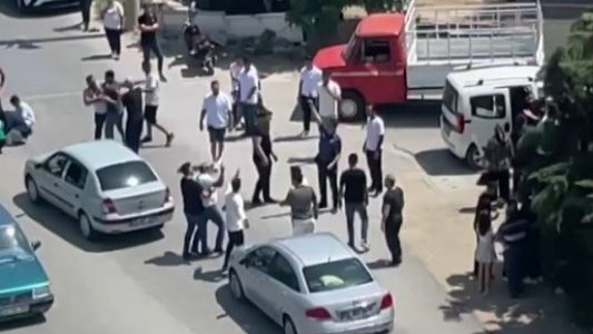 Trafik kazasında sonra çıkan kavgayı polis havaya ateş ederek ayırabildi