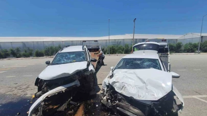 Manavgat’ta iki araç kafa kafaya çarpıştı: 4 yaralı