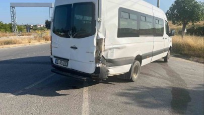 Motosiklet minibüse çarptı, sürücü ağır yaralandı