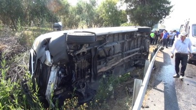 Tur minibüsü devrildi; 5 turist yaralandı